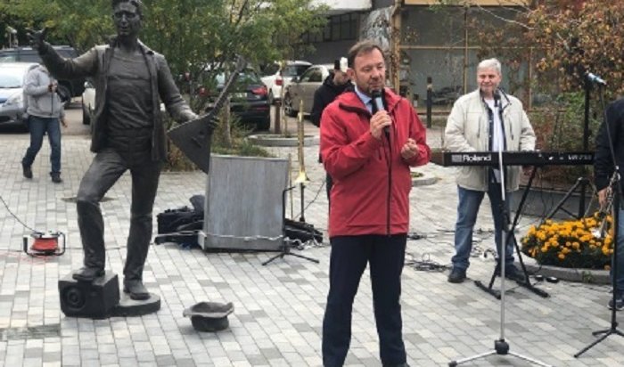 В Иркутске на улице Урицкого появилась скульптура музыканта с балалайкой