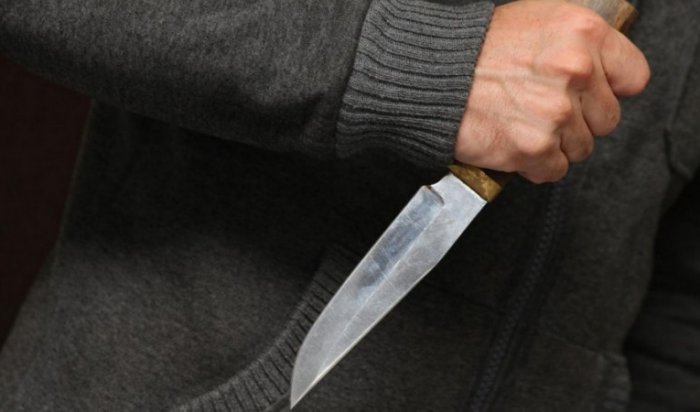 В Иркутске на кассе магазина мужчина ранил покупателя ножом (Видео)