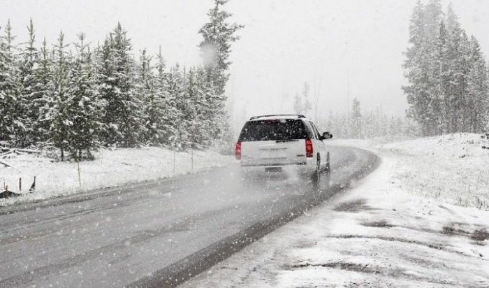 Из-за снега затруднено движение на трассе «Байкал» в районе поселков Ангасолка и Мангутай (Видео)