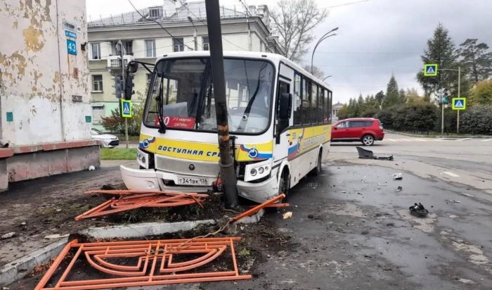 В Ангарске произошло столкновение автобуса и легковушки