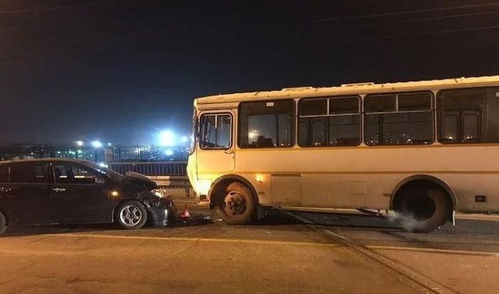 Автобус №10 и автомобиль столкнулись в Ленинском округе Иркутска (Видео)