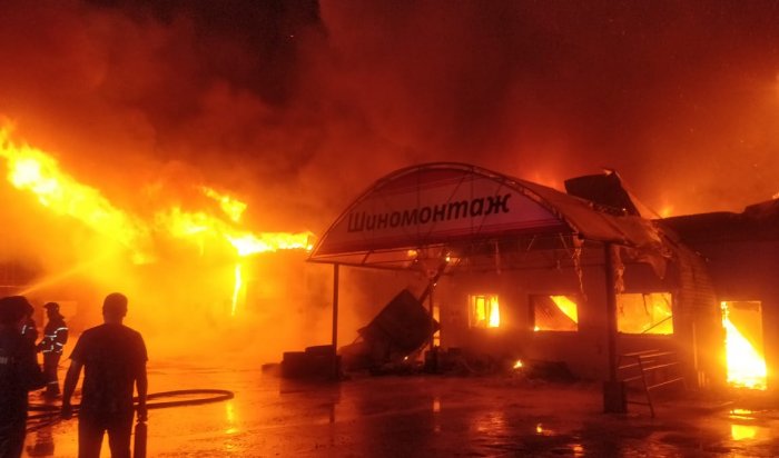 В Усть-Илимске на площади 560 кв.м горел автосервис