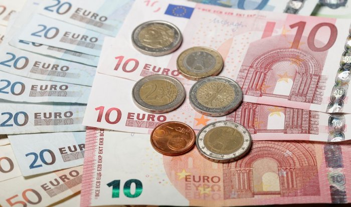 Впервые с июля 2020 года курс евро опустился ниже 81 рубля