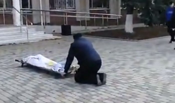 В Краснодаре тело женщины привезли к администрации города после незаконных требований морга (Видео)