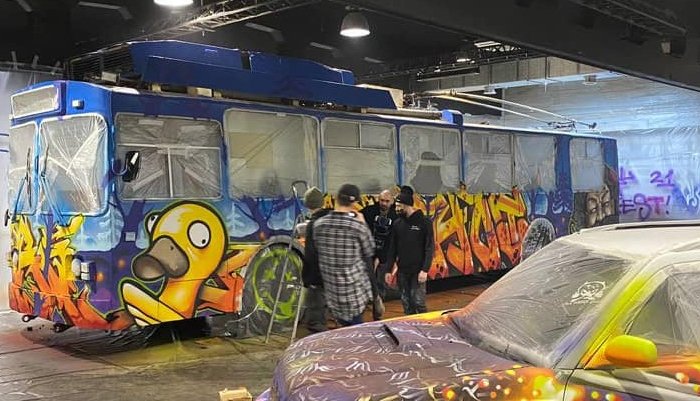 В Иркутске украсили городской транспорт граффити