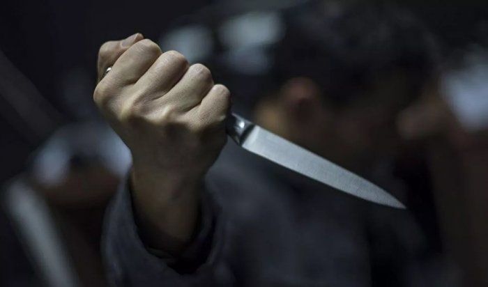 В Усолье-Сибирском женщина ударила ножом в грудь сожителя из ревности