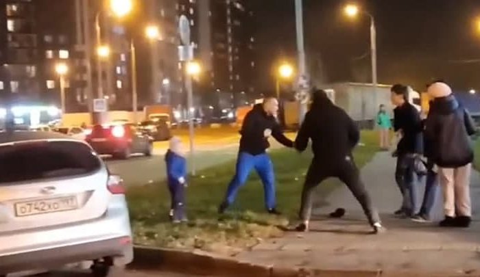 Напавшим на отца с ребенком в Москве предъявили обвинение в покушении на убийство (Видео)