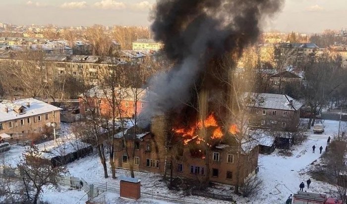 В Иркутске загорелся расселенный деревянный дом на улице Сеченова (Видео)