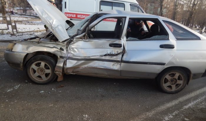 В Братске произошла авария с участием маршрутного автобуса