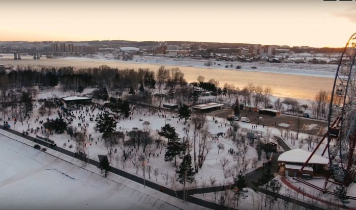 В Иркутске украшают к Новому году остров Конный и сквер Кирова