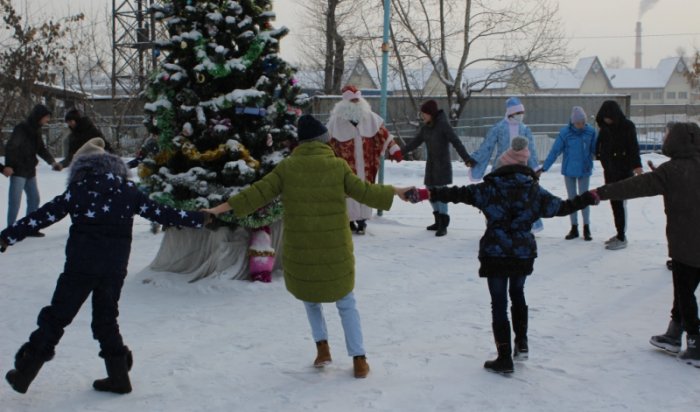 В Иркутске сотрудники Госавтоинспекции поздравили детей с Новым годом