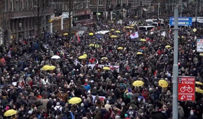 В Амстердаме полицейские натравили собак на протестующих против локдауна (Видео)