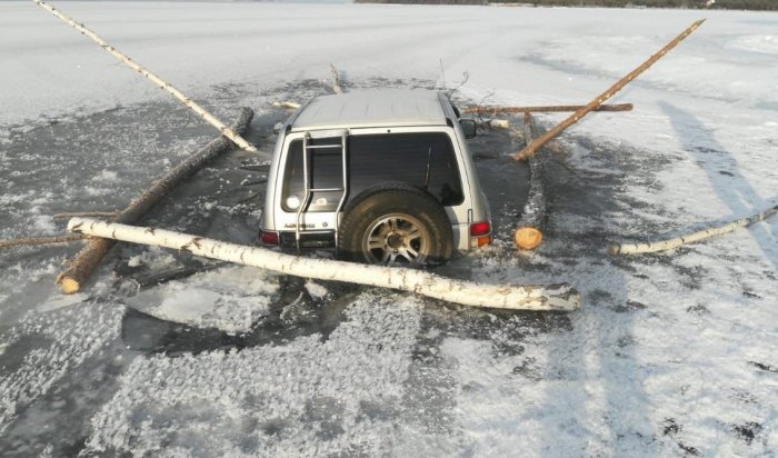 На заливе Ангары по Байкальскому тракту автомобиль провалился под лёд