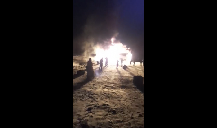 Автобус, ехавший из Иркутска в Усть-Илимск загорелся возле Заларей (Видео)