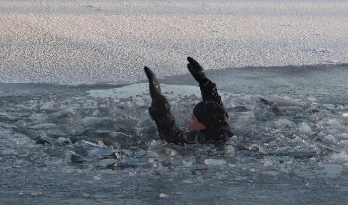 Сотрудник Иркутской ГЭС спас мужчину, который провалился под лёд