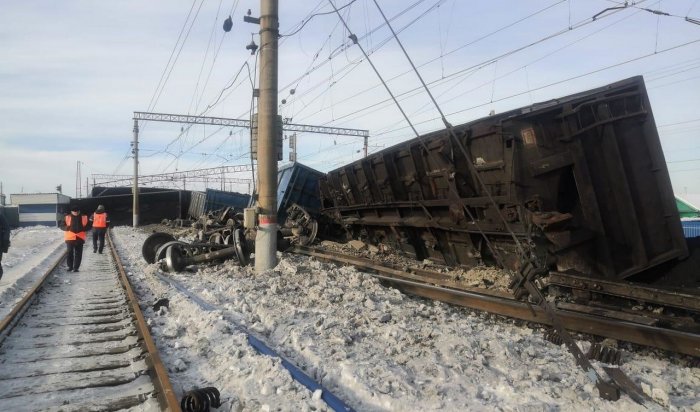 Семь вагонов грузового поезда сошли с рельсов на станции в Тайшете