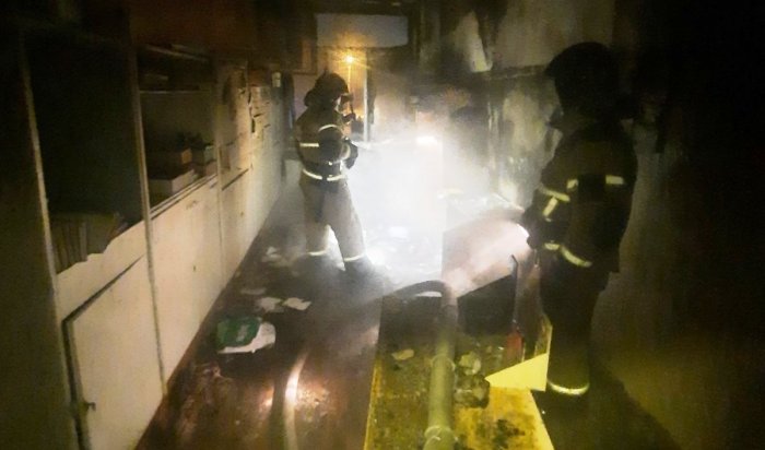 В Ангарске спасатели потушили пожар в школе № 39