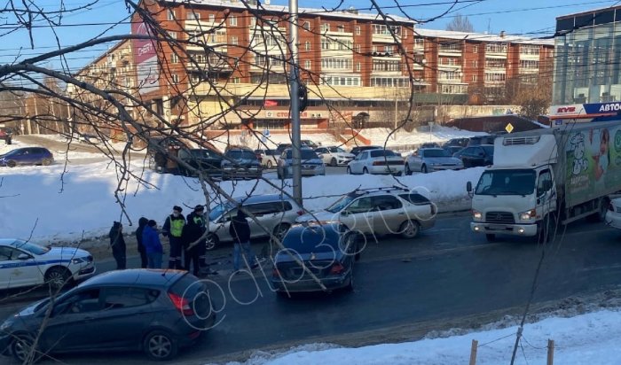 Четыре автомобиля столкнулись на улице Академической в Иркутске (Видео)