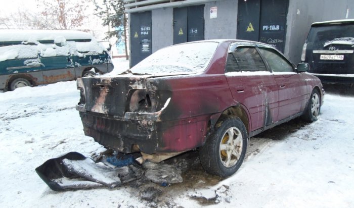 В Иркутске мужчина поджег автомобиль знакомого из-за неприязни (Видео)