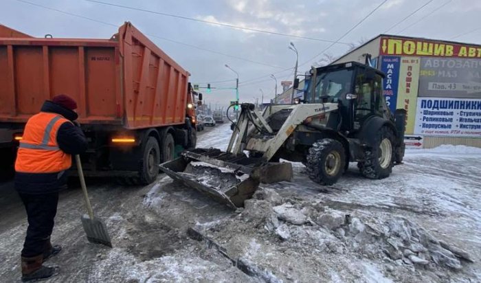 70 единиц техники убирают улицы Иркутска 8 февраля