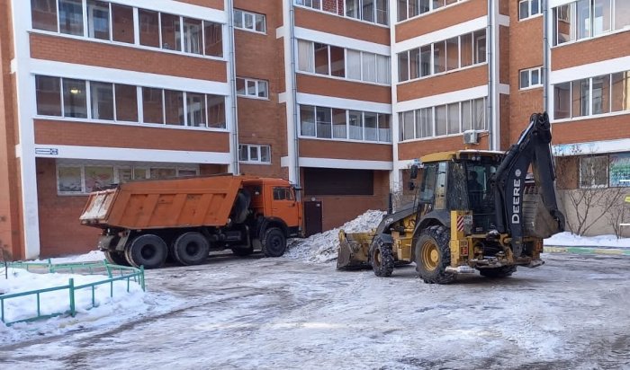 В выходные около 350 дворников очищали улицы в Свердловском районе