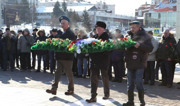 Ветераны-афганцы возложили цветы к памятнику иркутянам, погибшим при исполнении воинского долга