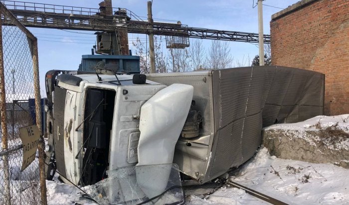 В Иркутске грузовик столкнулся с тепловозом
