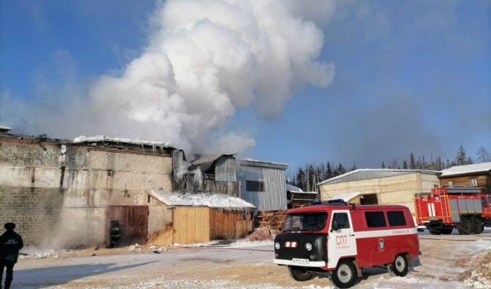 Гаражный бокс  горел на территории промзоны в Усть-Илимском районе