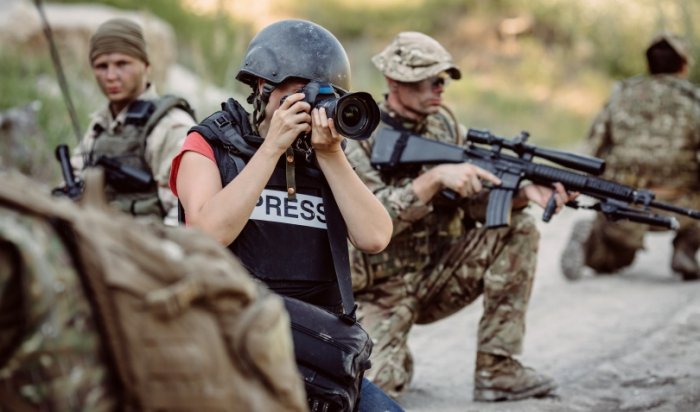 CNN: Журналисты попали под обстрел в Донбассе