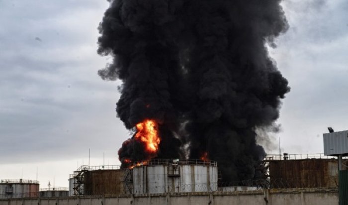 В ЛНР произошёл пожар на Луганской нефтебазе в результате обстрела украинских военных (Видео)