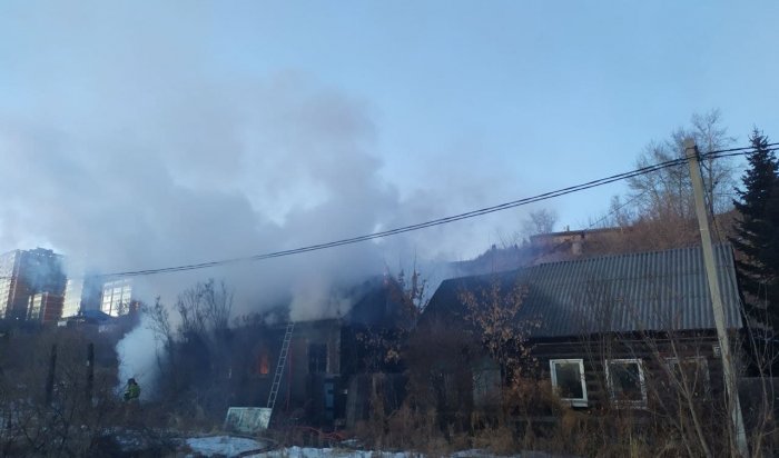 В Иркутске на Верхней Набережной горел нежилой деревянный дом