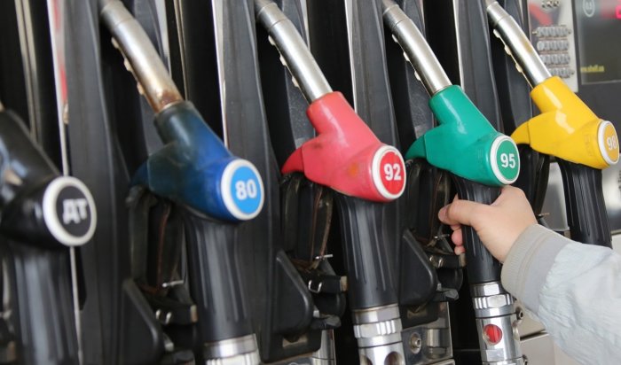 РБК: В России начал дешеветь бензин