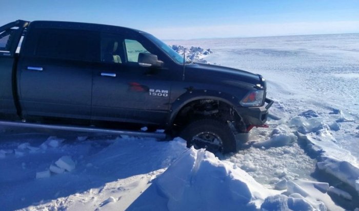 На Байкале автомобиль провалился передними колесами в ледовую трещину