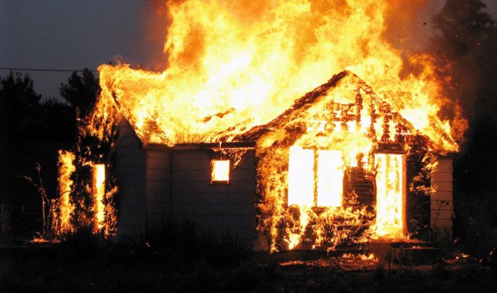 В Слюдянке полицейские предотвратили возгорание жилого дома (Видео)