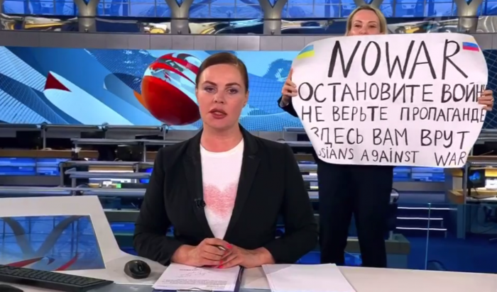 На «Первом канале» журналистка вышла с антивоенным плакатом во время эфира (Видео)