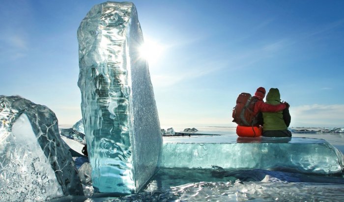 На льду Байкала неизвестные выложили надпись из опилок «Выходи за меня» (Видео)