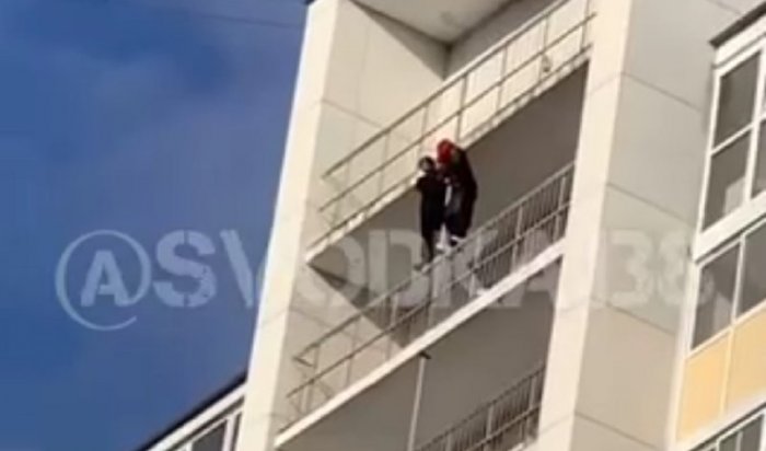 В Иркутске школьницы устроили фотосессию на балконе 17 этажа
