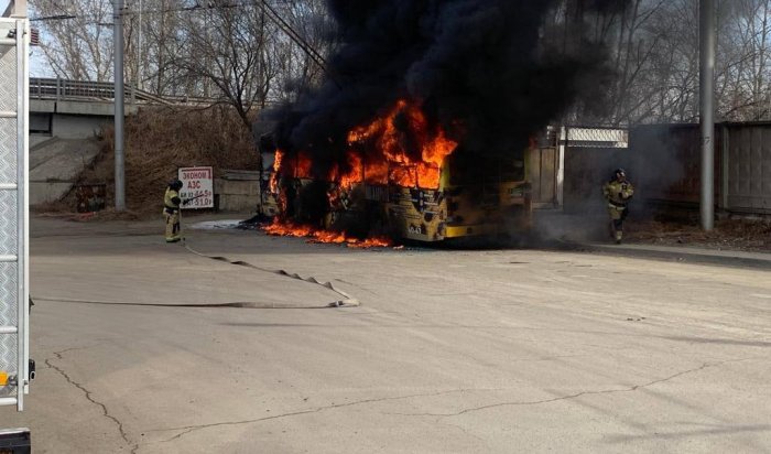 29 марта в Иркутске на Рабочего штаба загорелся троллейбус