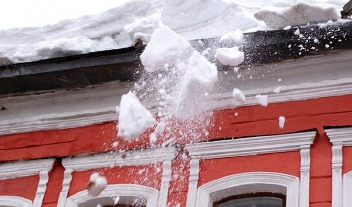 В Нижнеилимском районе на двух школьниц с крыши дома упал снег