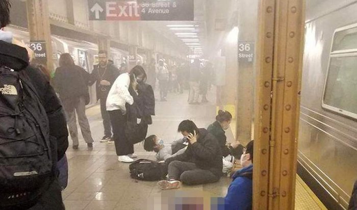 В метро Нью-Йорка неизвестные устроили стрельбу (Видео)