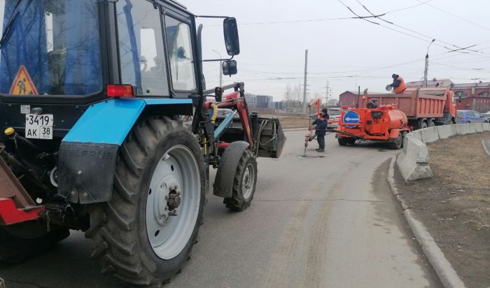 Во всех районах Иркутска приступили к ямочному ремонту дорог струйно-инъекционным методом