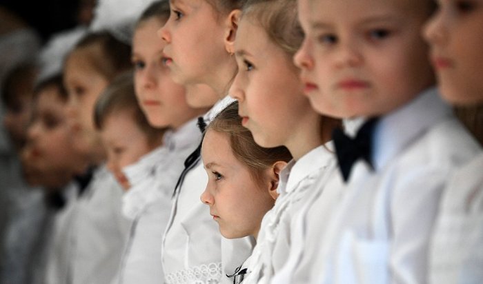 Во всех школах России введут обязательное начало недели с исполнения гимна