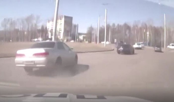 В Иркутске автоледи совершила более 30 нарушений ПДД, пытаясь скрыться от полицейских