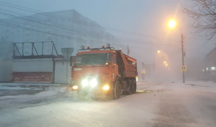 С 5 утра на улицах Иркутска проводят противогололедную обработку