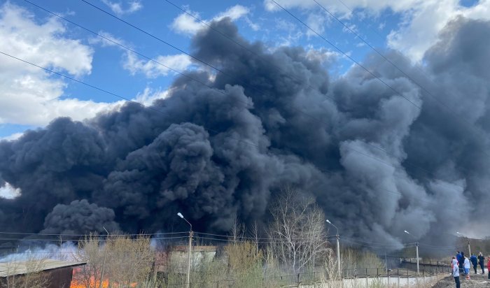 Склад с полиэтиленовыми отходами загорелся в Красноярске