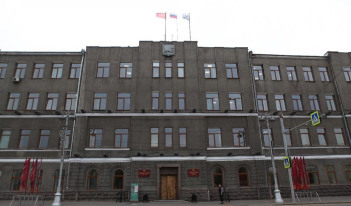 На здании администрации Иркутска установили копию Знамени Победы