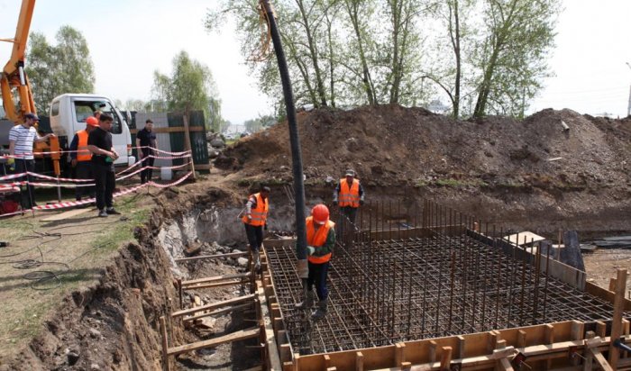 Рабочие приступили к заливке фундамента будущей стелы «Иркутск — город трудовой доблести»