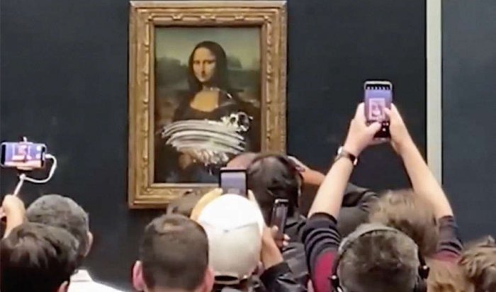 В Лувре неизвестный измазал тортом «Мона Лизу» (Видео)