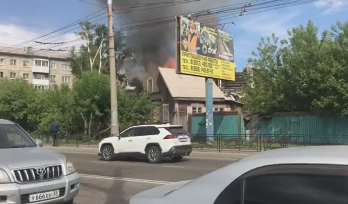 Двухэтажный деревянный дом загорелся на улице Халтурина в Иркутске