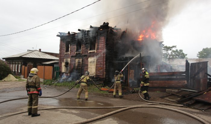 Деревянный дом загорелся на улице Лапина в Иркутске (Фоторепортаж)
